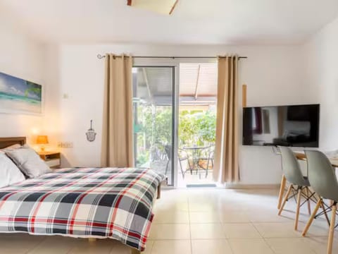 Bed, Balcony/Terrace, Living room, Photo of the whole room, Bedroom