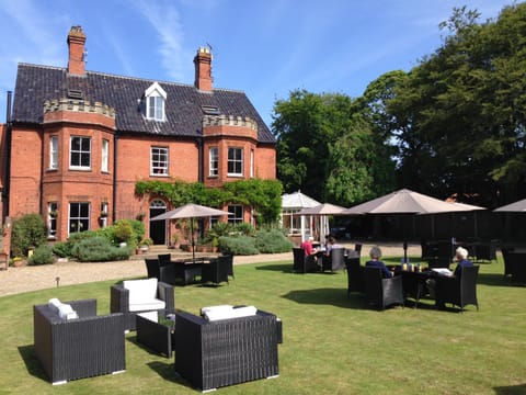 Property building, Patio, Facade/entrance, Day, Natural landscape, Garden, Garden view, sunbed