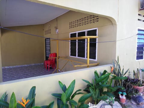 Property building, Day, Balcony/Terrace
