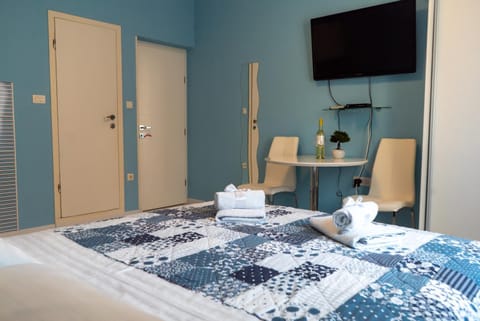 Bed, TV and multimedia, Bedroom