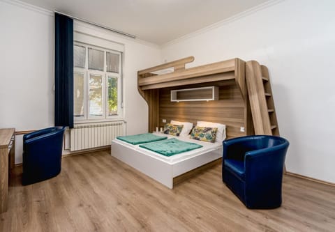 Living room, Seating area, bunk bed