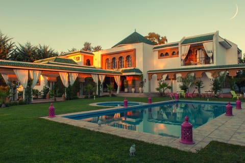 Facade/entrance, Swimming pool