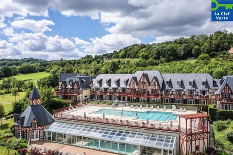Property building, Nearby landmark, Spring, Day, Natural landscape, Garden, Garden view, Mountain view, Pool view, Swimming pool, sunbed
