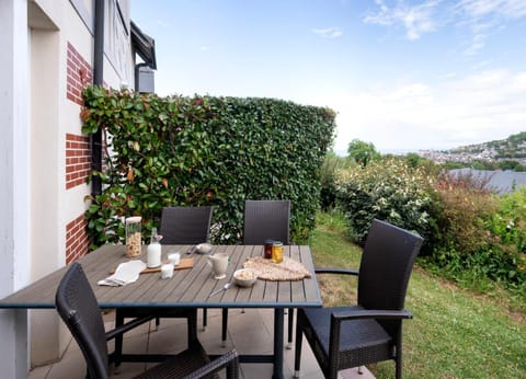 Patio, Spring, Day, Natural landscape, Garden, View (from property/room), Balcony/Terrace, Living room, Food and drinks, Seating area, Dining area, Food, Garden view, Lake view, Mountain view, River view