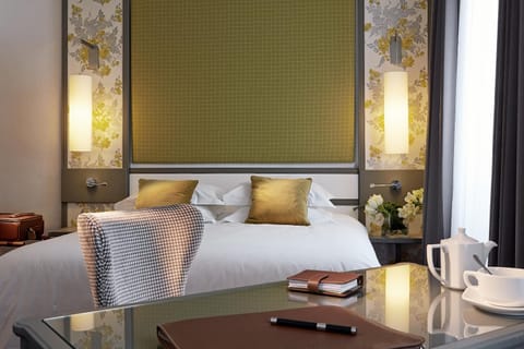 Bed, Photo of the whole room, Seating area, Bedroom