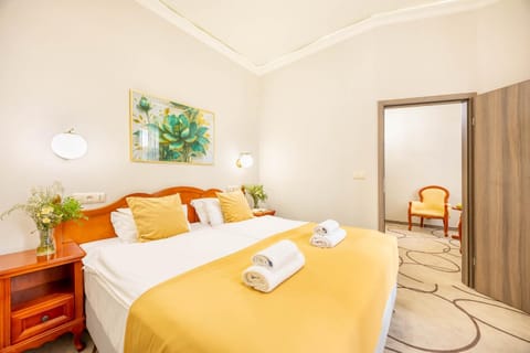 Bed, Bedroom, towels