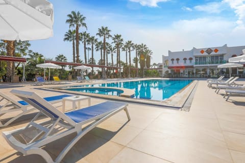 Property building, Pool view, Swimming pool, sunbed