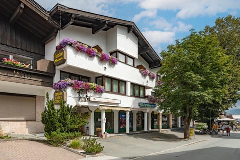 Property building, Facade/entrance, Summer
