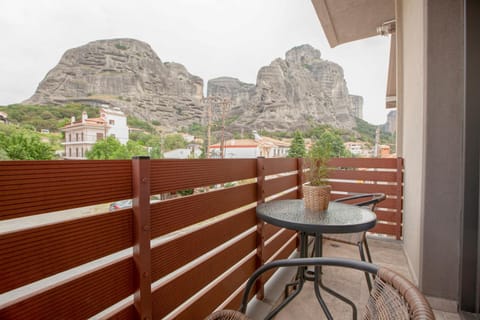 View (from property/room), Balcony/Terrace, Mountain view, Street view