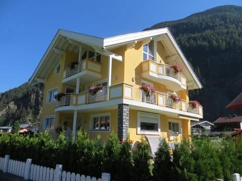Property building, Day, Garden, Balcony/Terrace