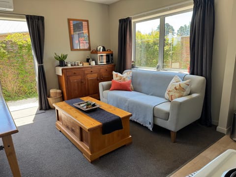 Coffee/tea facilities, Seating area, microwave, toaster