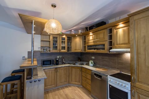 Kitchen or kitchenette, dishwasher, oven, pet friendly, stove