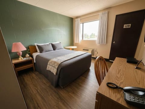Bed, TV and multimedia, Bedroom