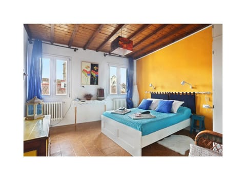 Photo of the whole room, City view