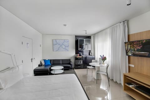 Coffee/tea facilities, Kitchen or kitchenette, Living room, Photo of the whole room, Seating area, Dining area, Bedroom