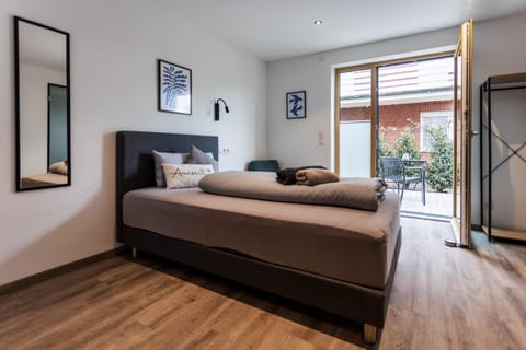 Bed, Balcony/Terrace, Photo of the whole room, Bedroom, Facility for disabled guests, soundproof, towels, wardrobe