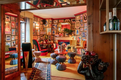 Living room, Seating area