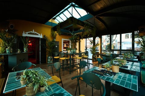 Restaurant/places to eat, Living room, Food and drinks, Banquet/Function facilities, Food