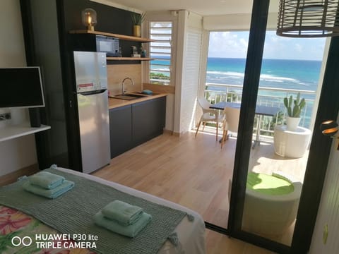 Bed, TV and multimedia, Kitchen or kitchenette, Photo of the whole room, Dining area, Bedroom, Sea view, minibar, pet friendly