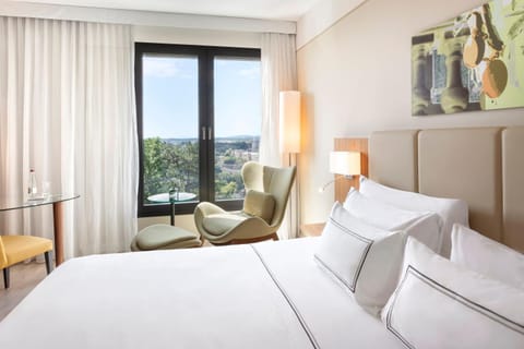 Property building, Bed, View (from property/room), Bedroom, Drinks