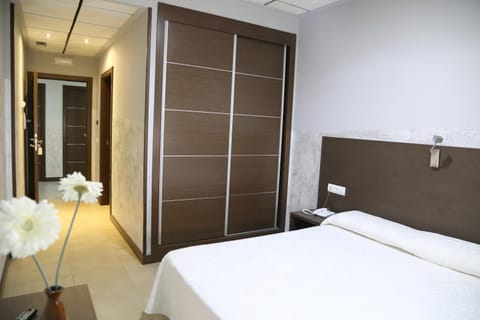 Bed, Photo of the whole room, Decorative detail, Bedroom, wardrobe