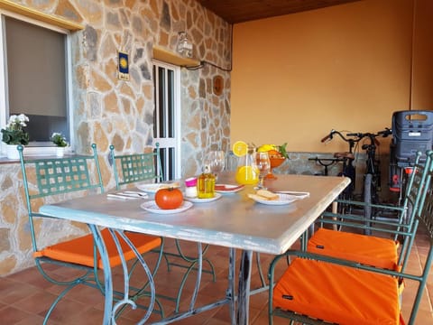 Patio, Dining area