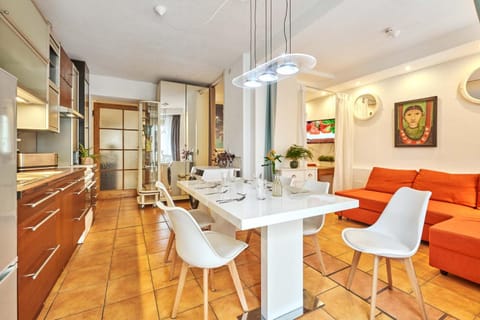 TV and multimedia, Kitchen or kitchenette, Living room, Seating area, Dining area