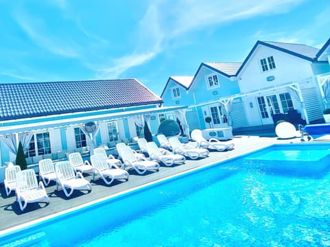 Property building, Day, Kids's club, Pool view, Pool view, Swimming pool, sunbed