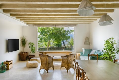 Communal lounge/ TV room, TV and multimedia, Living room, Seating area, Dining area
