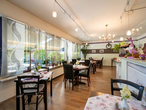 Restaurant/places to eat, Seating area