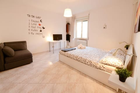 Bed, TV and multimedia, Photo of the whole room, Bedroom
