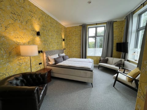 Bed, Photo of the whole room, Seating area