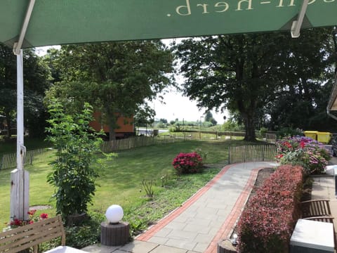 Property building, Garden, Meals, Lunch, Dinner, Drinks, Alcoholic drinks, Non alcoholic drinks