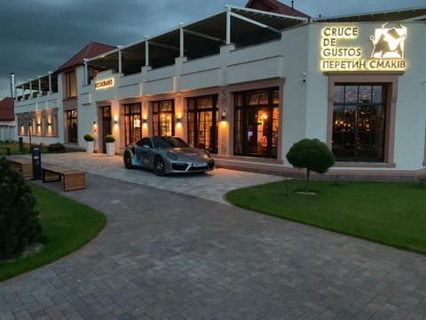 Property building, Restaurant/places to eat