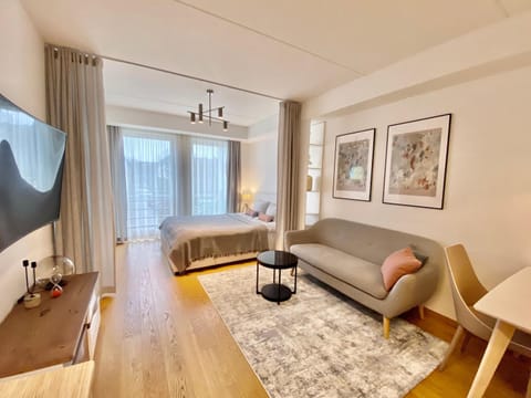 Bed, TV and multimedia, Photo of the whole room, Seating area, Bedroom