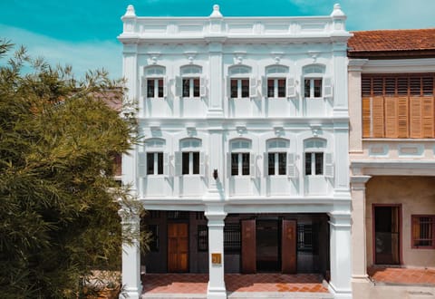 Nearby landmark, Facade/entrance