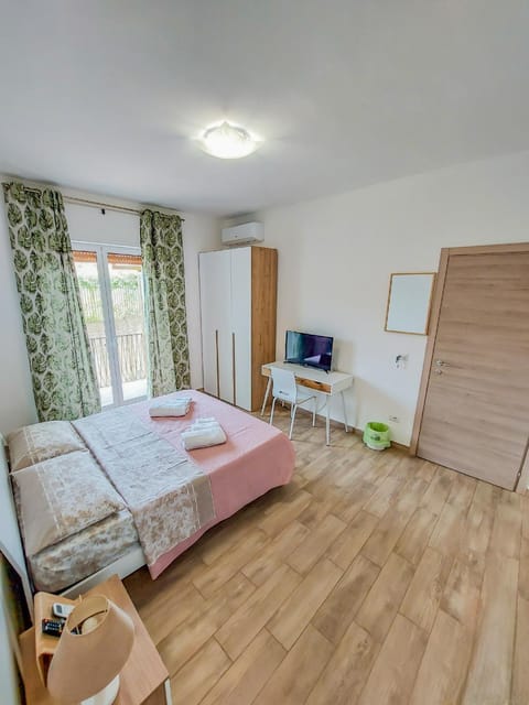 Bed, TV and multimedia, Photo of the whole room, Bedroom, wardrobe