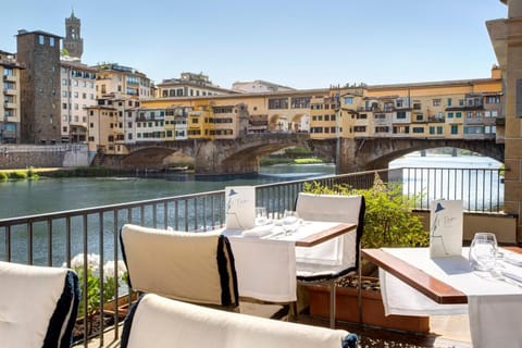 Lounge or bar, River view
