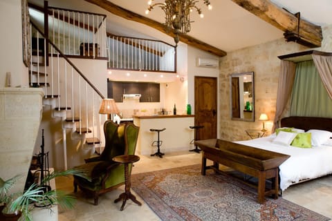 Bed, Kitchen or kitchenette, Living room