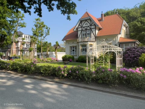 Property building, Facade/entrance, Spring