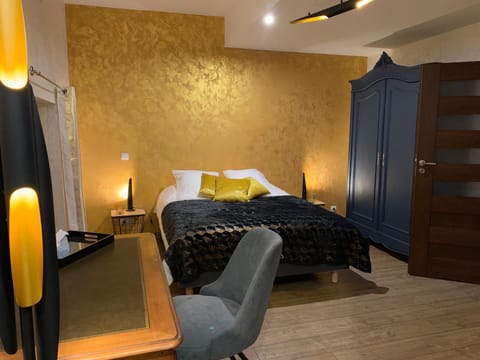 Photo of the whole room, Bedroom