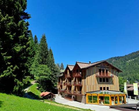 Property building, Restaurant/places to eat, Breakfast