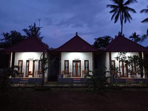 Santhi Guna Bungalow Campground/ 
RV Resort in Nusapenida