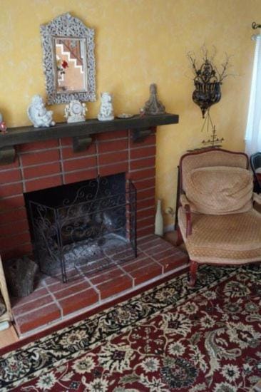 Costa mesa 4 bedroom home with jacuzzi House in Costa Mesa