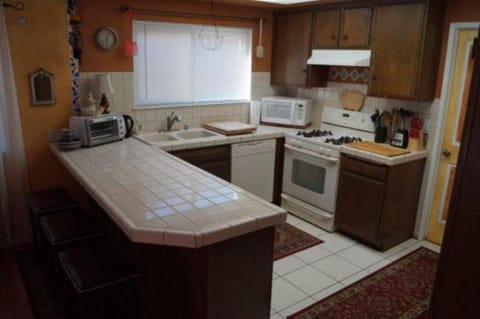 Costa mesa 4 bedroom home with jacuzzi House in Costa Mesa