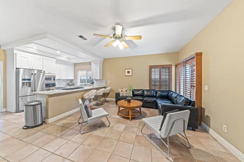 Four Bedroom amazing location with bikes, steps to the beach, shopping and dining House in Huntington Beach