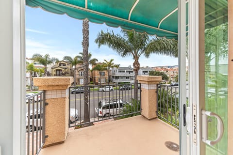 Four Bedroom amazing location with bikes, steps to the beach, shopping and dining House in Huntington Beach