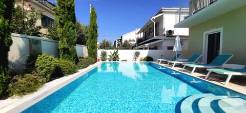Property building, Day, Pool view, Swimming pool, sunbed