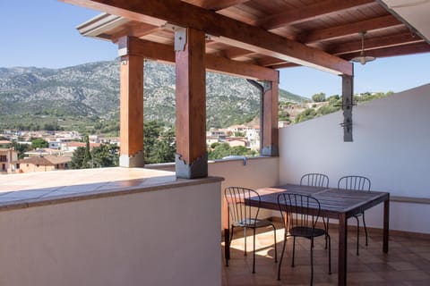 Balcony/Terrace, Mountain view