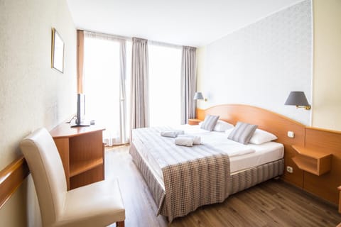 Bed, TV and multimedia, Photo of the whole room, Seating area, Bedroom, heating, towels